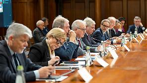 Ex Ilva, tre settimane per negoziare con Flacks. I sindacati chiedono la gestione pubblica