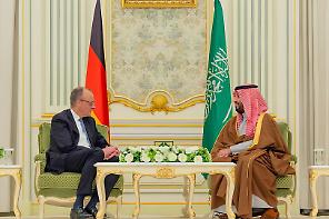 Merz in missione nel Golfo. Obiettivo: assicurarsi il Gnl in cambio di forniture di armi