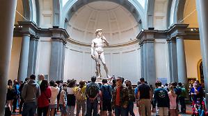 Turismo, la ricchezza che impoverisce. Nelle mani di pochi flussi e benefici