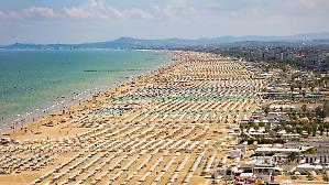 Part-time sulla carta e turni da 12 ore. E in riviera i controlli? &laquo;Mai visti&raquo;