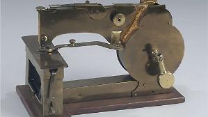 Un libro che racconta la vita sconosciuta dell'uomo che invent&ograve; la macchina da cucire