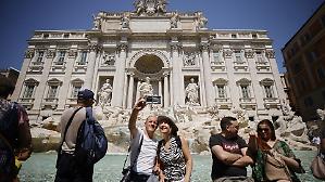 Trevi, due euro per il 'catino'. Roma mette il filtro alla folla