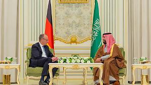 Merz in missione nel Golfo. Obiettivo: assicurarsi il Gnl in cambio di forniture dotazioni militari