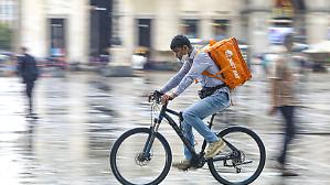 Le condizioni di lavoro dei rider?  Giovani insensibili, continueranno a ordinare sulle app
