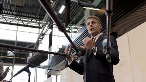 Macron: &laquo;L&rsquo;Europa riapra canali di comunicazione con la Russia, ma senza ridurre la pressione&raquo;