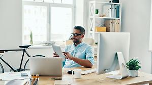 Colletti bianchi in ufficio e operai in smart working