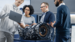 Le mani dietro le macchine: la flessibilit&agrave; passa anche per la gestione del personale