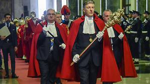 Dalla moda all&rsquo;acciaio. Quando la politica arretra, la magistratura avanza