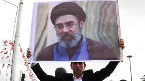 Il regime cerca un leader, ancora in lizza il figlio di Khamenei