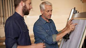 Giovani e vecchi, si riduce la distanza negli stipendi