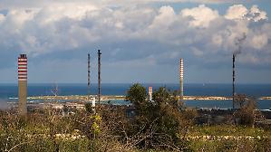 La caduta del colosso petrolifero Lukoil cede alle sanzioni Usa. Svaluta asset esteri per 14 miliardi