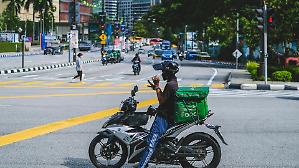 Il dilemma dei rider, l&rsquo;aumento della paga minima non basta