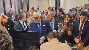 I festeggiamenti dei magistrati, a Napoli anche lo champagne. Gratteri: &laquo;La societ&agrave; civile &egrave; viva&raquo;