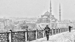 La citt&agrave; dei due mari e dei due mondi stratificati nei suoi quartieri