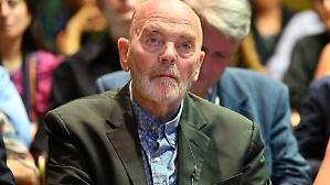 Addio a 82 anni ad Adriano Goldschmied, il padrino del denim. Intu&igrave; il valore delle &ldquo;tute blu&rdquo; e fu maestro di Rosso e Buzziol