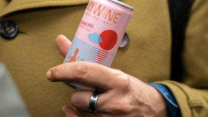 Per i pi&ugrave; giovani si gioca la carta &laquo;vino in lattina&raquo;