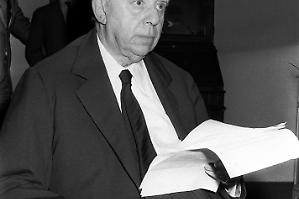 Eugenio Montale e le sue profezie nei toni del grigio sul nostro tempo
