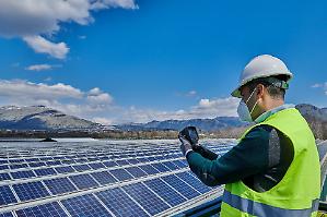 Energia elettrica, nel 2025 il solare compensa il calo di idro ed eolico
