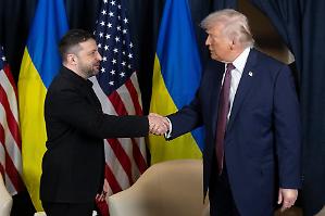 Zelensky parla con Trump e bacchetta l&rsquo;Europa. Oggi l&rsquo;incontro Usa-Russia-Ucraina
