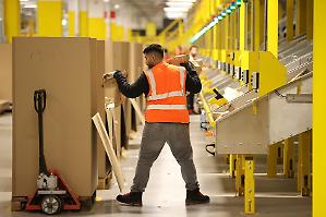 Amazon, il dominio resta oltre le multe. Per competere serve costruire alternative
