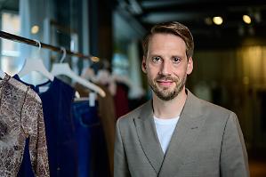 H&M rallenta nel '25, ricavi in calo a 21,6 miliardi. Prosegue la razionalizzazione dei negozi (-4%)