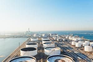 Iran, le manovre navali negli Stretti spingono il petrolio oltre i 70 dollari. In Europa prosegue il rally del gas

 