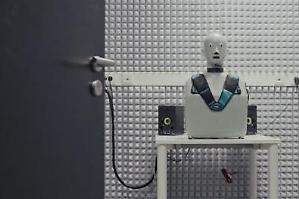 Lydia, la voce meccanica del supervisore tedesco