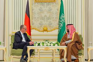 Merz in missione nel Golfo. Obiettivo: assicurarsi il Gnl in cambio di forniture dotazioni militari