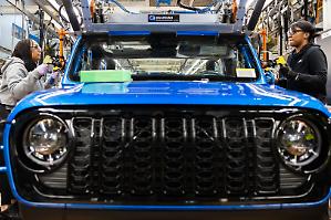 Stellantis, l'elettrico costa caro: oneri straordinari da 22 miliardi. Il titolo crolla del 25% in Borsa
