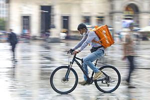 Le condizioni di lavoro dei rider?  Giovani insensibili, continueranno a ordinare sulle app
