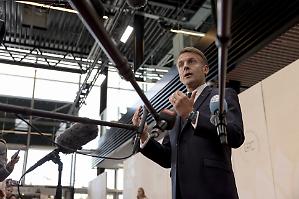 Macron: &laquo;L&rsquo;Europa riapra canali di comunicazione con la Russia, ma senza ridurre la pressione&raquo;