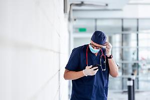 Boom di piattaforme online per i medici in fuga dagli ospedali. Sono i nuovi rider di lusso della sanit&agrave;