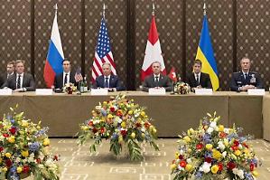 &laquo;Progressi difficili&raquo; e &laquo;colloqui tecnici&raquo;. A Ginevra si discute, ma non di tregua