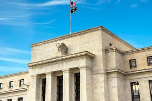 Economia, frena il Pil, inflazione sopra le attese. Il tycoon critica la Fed
