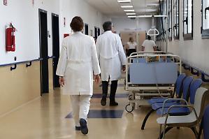 Sanit&agrave;, firmato l&rsquo;accordo dei medici: in arrivo aumenti medi da 491 euro