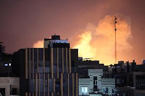 Iran, continua l&rsquo;attacco Usa-Israele. Missili su Tel Aviv e sui Paesi del Golfo