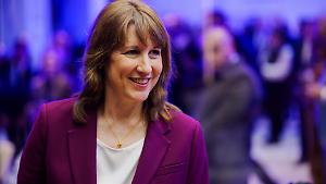 Londra abbassa le stime di crescita. Indebitamento in calo