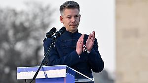 A Budapest la doppia piazza di Orb&aacute;n e Magyar