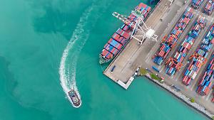 Il conflitto sovverte le previsioni sul commercio globale. Crescita in rallentamento, ma rimane la spinta dell'Ai