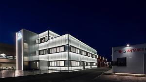 Crane Nxt completa l'acquisto di Antares. Delisting in vista, salgono le perdite