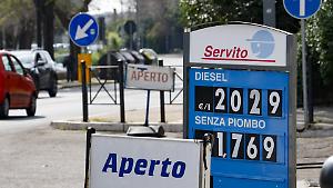 Rincari sui carburanti, il governo valuta nuovi tagli
