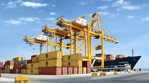 Usa, il deficit della bilancia commerciale aumenta meno delle attese: &lsquo;solo&rsquo; +4,9%