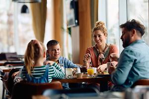 Consumi fuori casa, gli italiani escono meno (soprattutto al bar) ma lo scontrino sale del 4,5%. Cresce la mensa aziendale