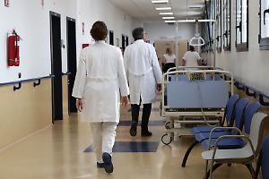 Sanit&agrave;, firmato l&rsquo;accordo dei medici: in arrivo aumenti medi da 491 euro