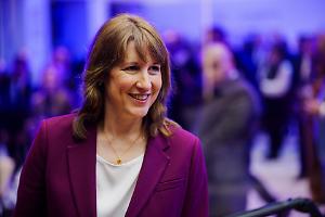 Londra abbassa le stime di crescita. Indebitamento in calo