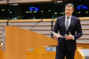 Il commissario Ue: &laquo;Rischio crescita dello zero virgola&raquo;