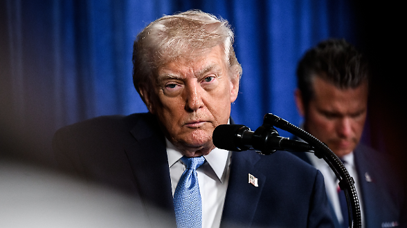 Iran, Trump frena l&rsquo;attacco e inasprisce sanzioni.  Ma una portaerei Usa si avvicina all&rsquo;area