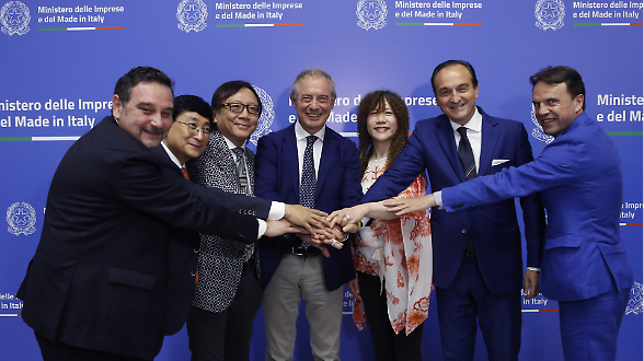 Invitalia blocca il dossier Silicon Box. Tensione tra Urso e la sua agenzia