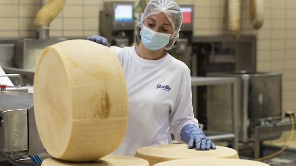 Parmigiano Reggiano, il re dei formaggi. Prezzi in ascesa e domanda interna gi&ugrave;. Export a quota 53%