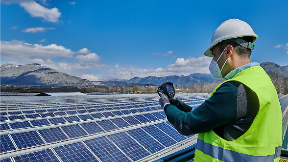 Energia elettrica, nel 2025 il solare compensa il calo di idro ed eolico